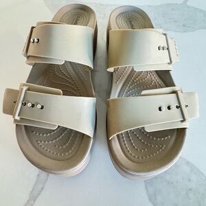 Crocs Brooklyn Buckle Slide Sandals Buckle Detail in Latte. Women’s size 9